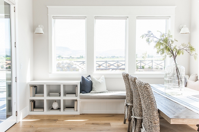 Kitchen breakfast nook window seat