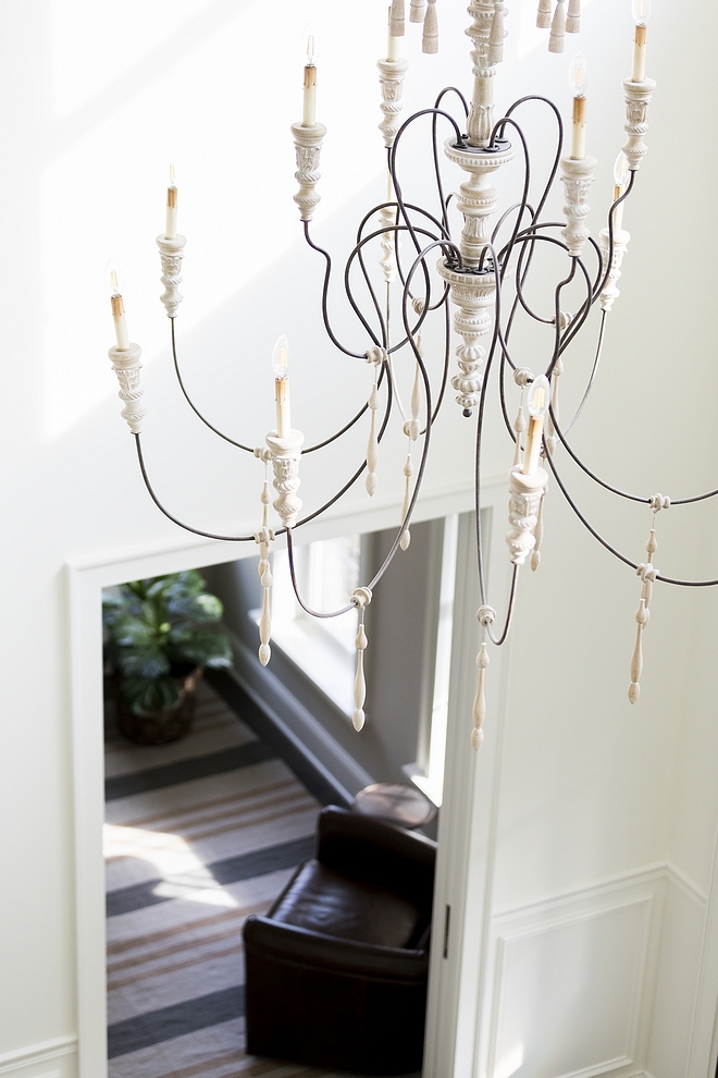 French Chandelier Foyer with large French Chandelier source on Home Bunch #FrenchChandelier