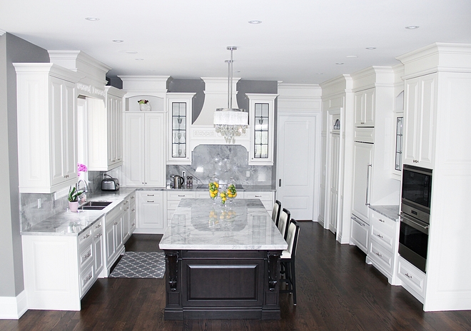 Traditional White Kitchen Traditional White Kitchen Traditional White Kitchen with Walnute island #TraditionalWhiteKitchen #WhiteKitchen #traditionalkitchen