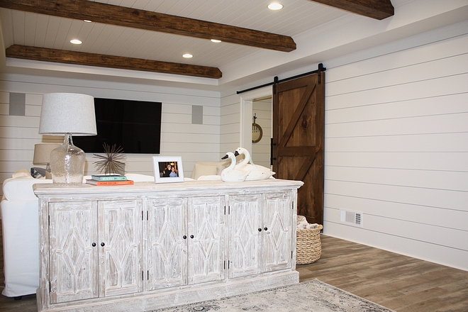 Farmhouse Family Room with shiplap, ceiling beams and barn door Farmhouse Family Room with shiplap, ceiling beams and barn door Farmhouse Family Room with shiplap, ceiling beams and barn door #Farmhouse #FamilyRoom #shiplap #ceilingbeams #barndoor