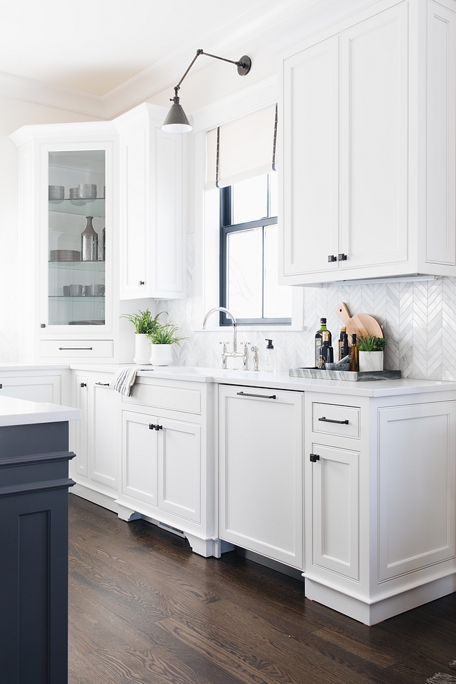 White Kitchen Cabinet Paint Color Simply White by Benjamin Moore White Kitchen Cabinet Paint Color Simply White by Benjamin Moore #WhiteKitchen #CabinetPaintColor #SimplyWhitebyBenjaminMoore