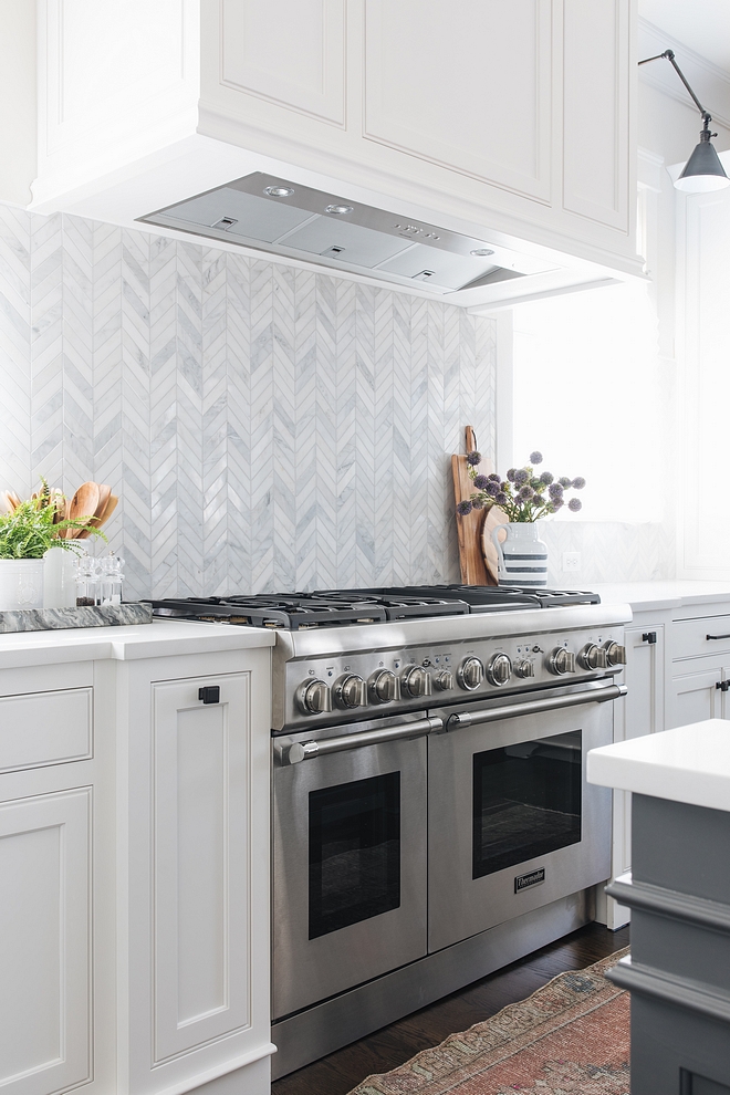 Herringbone Backsplash Herringbone Backsplash source on Home Bunch Kitchen Herringbone Backsplash #HerringboneBacksplash #kitchenHerringboneBacksplash