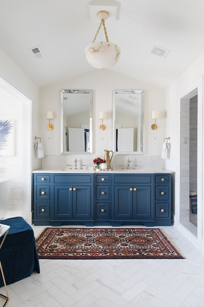 Navy Cabinet Newburyport Blue by Benjamin Moore #NewburyportBluebyBenjaminMoore