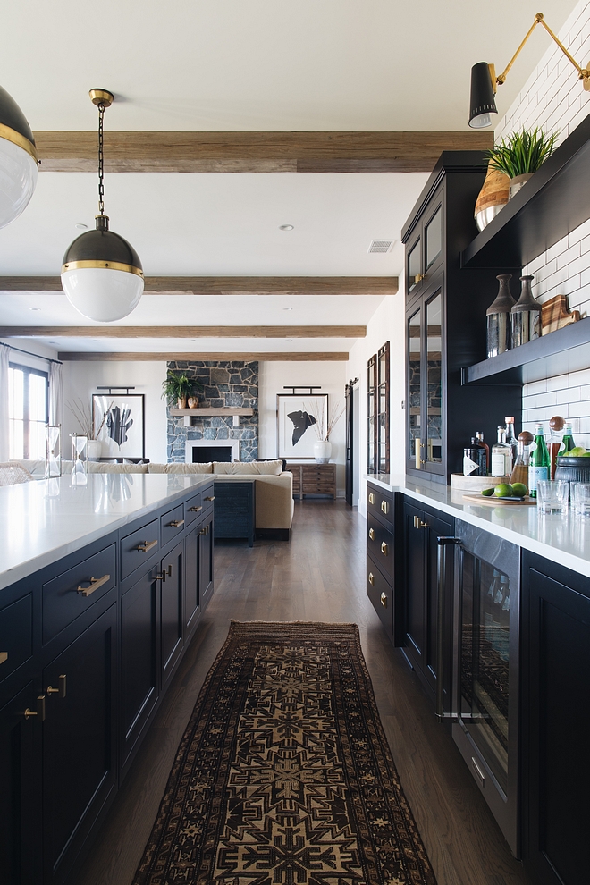 Farmhouse Black Cabinet kitchen with vintage runner and beams more source on Home Bunch #bar #farmhouse #blackcabinet #vintagerunner #beams