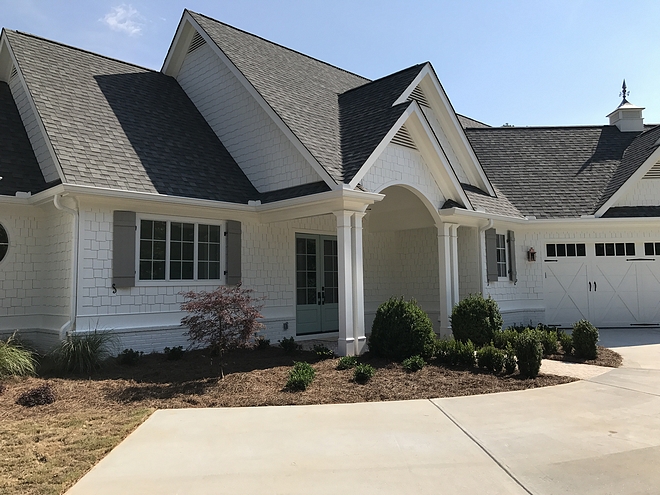 White House exterior paint color Best exterior white paint colors Sherwin Williams Alabaster Sherwin Williams Alabaster #SherwinWilliamsAlabaster #whiteexteriorpaintcolor #whitehomes #whiteexteriors #paintcolor