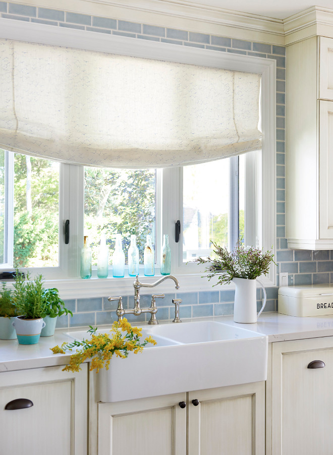 Kitchen Glazed Cabinets with Blue Backsplash Off-white Kitchen Glazed Cabinets with Blue Backsplash Kitchen Glazed Cabinets with Blue Backsplash sources on Home Bunch #KitchenGlazedCabinets #GlazedCabinets #BlueBacksplash