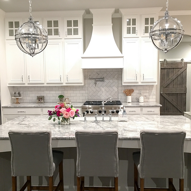 Superwhite quartzite countertop White kitchen with very durable Superwhite quartzite countertop Superwhite quartzite countertop Superwhite quartzite countertop Superwhite quartzite countertop #Superwhite #quartzite #countertop #Superwhitequartzite #countertop