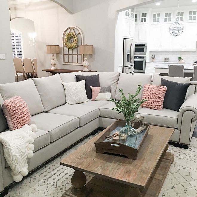 This is a beautiful way to style a sectional sources on Home Bunch #sectional #sectionalstyling