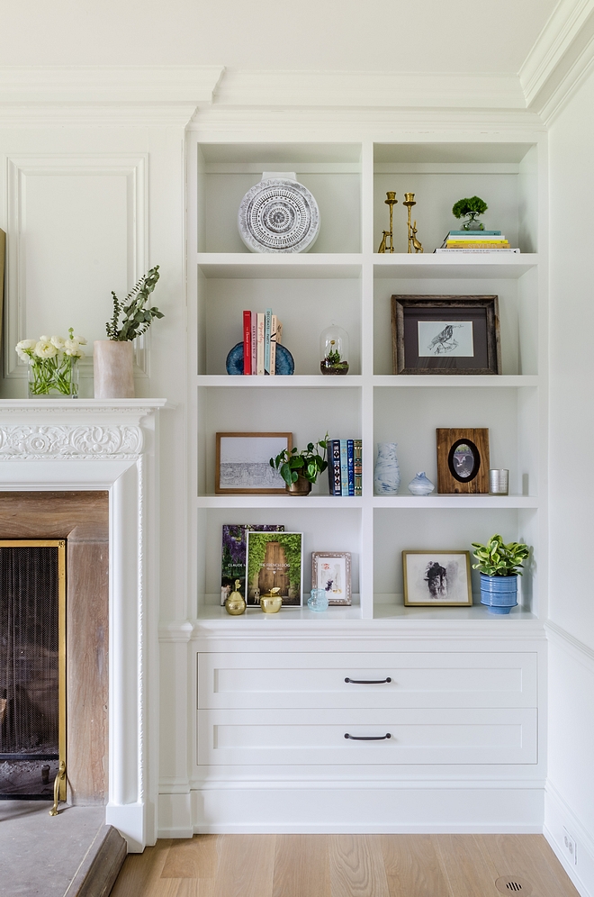 Flanking the fireplace, the built-in bookcases feature beautiful decor see sources on Home Bunch #bookcasedecor